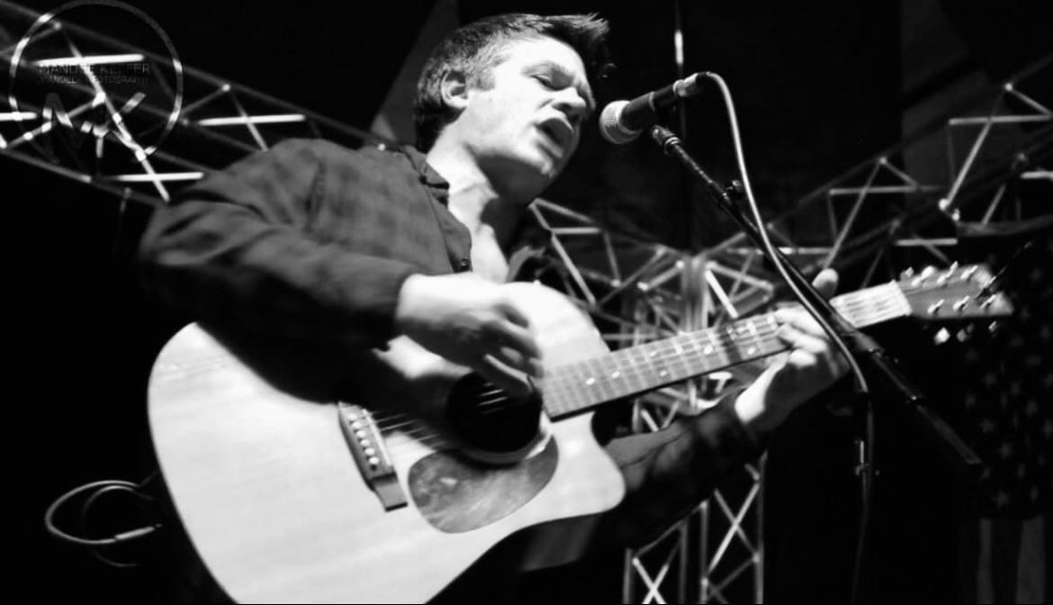 Mark Santanna playing guitar